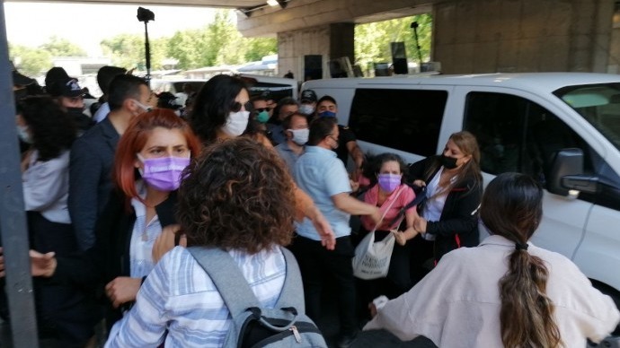 33 kadının davası darp ve gözaltıyla başladı: 20 kadın gözaltına alındı